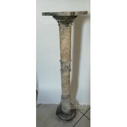 Antica colonna in marmo